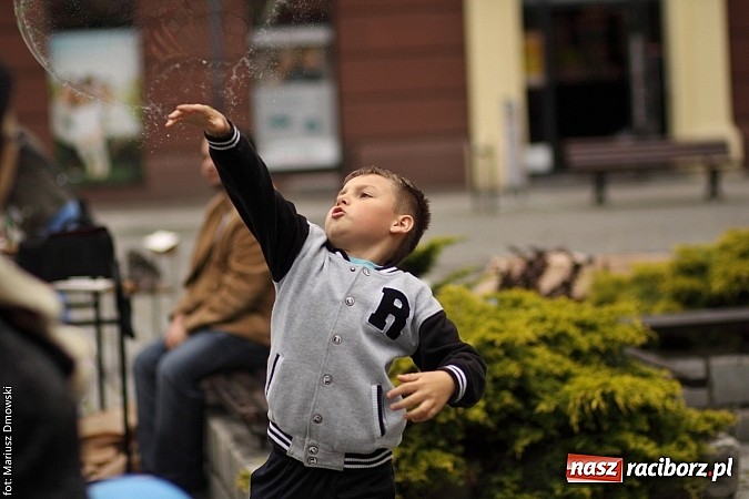 Zdjęcie w galerii na portalu naszraciborz.pl: Studenci PWSZ dzieciom - happening na Rynku wiadomości z regionu