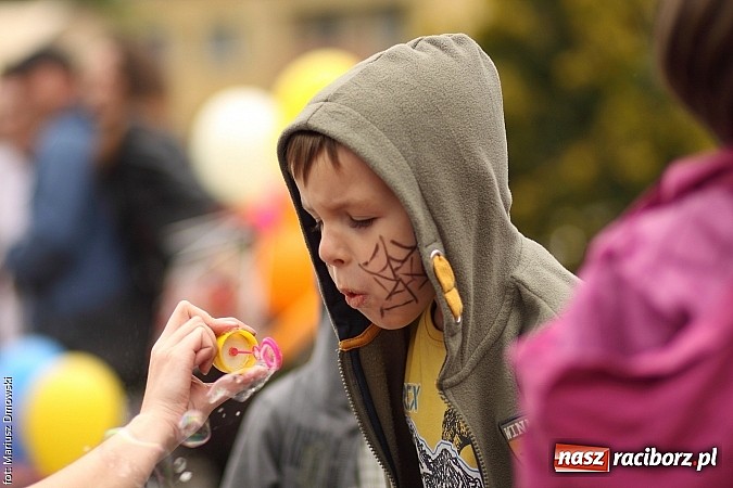 Zdjęcie w galerii na portalu naszraciborz.pl: Studenci PWSZ dzieciom - happening na Rynku wiadomości z regionu