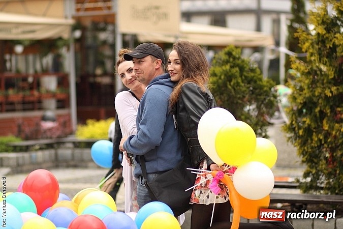 Zdjęcie w galerii na portalu naszraciborz.pl: Studenci PWSZ dzieciom - happening na Rynku wiadomości z regionu
