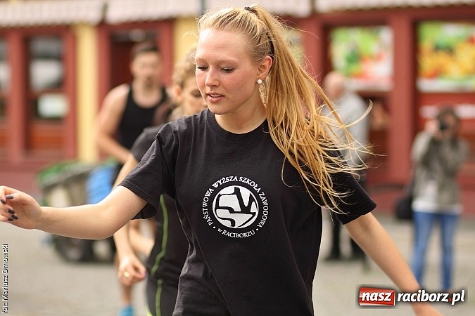 Zdjęcie w galerii na portalu naszraciborz.pl: Studenci PWSZ dzieciom - happening na Rynku wiadomości z regionu