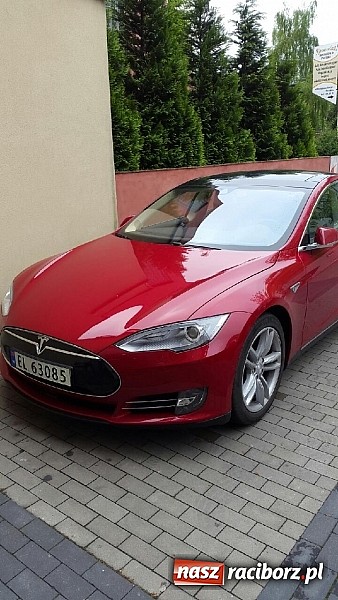 Zdjęcie w galerii na portalu naszraciborz.pl: Gratka dla fanów motoryzacji - Tesla model S pojawiła się na ulicach Raciborza wiadomości z regionu