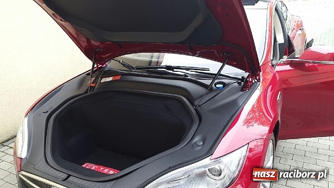 Zdjęcie w galerii na portalu naszraciborz.pl: Gratka dla fanów motoryzacji - Tesla model S pojawiła się na ulicach Raciborza wiadomości z regionu