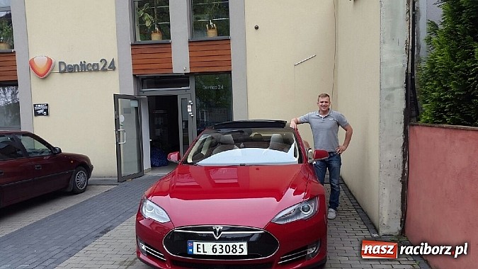 Zdjęcie w galerii na portalu naszraciborz.pl: Gratka dla fanów motoryzacji - Tesla model S pojawiła się na ulicach Raciborza wiadomości z regionu