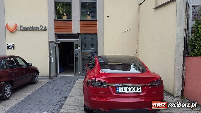 Zdjęcie w galerii na portalu naszraciborz.pl: Gratka dla fanów motoryzacji - Tesla model S pojawiła się na ulicach Raciborza wiadomości z regionu