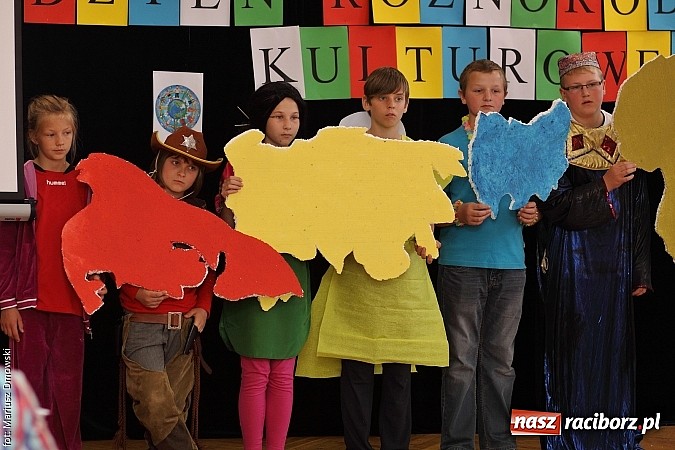 Zdjęcie w galerii na portalu naszraciborz.pl: Nie ma mniej lub bardziej ważnej kulturowości – Dzień Różnorodności Kulturowej w SP 5  wiadomości z regionu