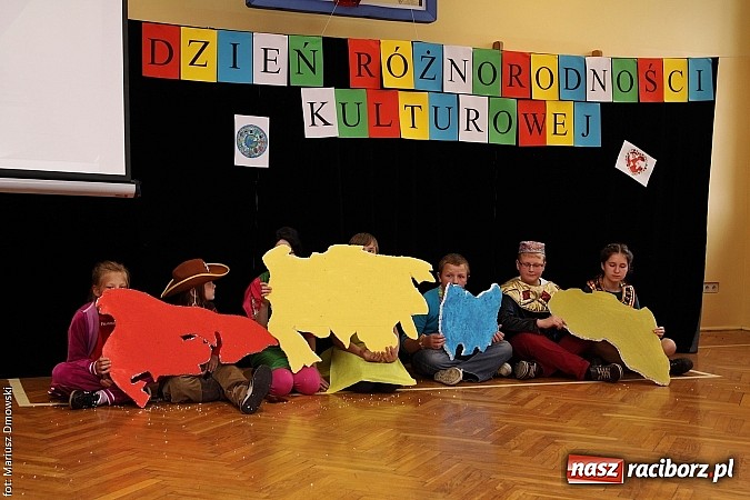 Zdjęcie w galerii na portalu naszraciborz.pl: Nie ma mniej lub bardziej ważnej kulturowości – Dzień Różnorodności Kulturowej w SP 5  wiadomości z regionu