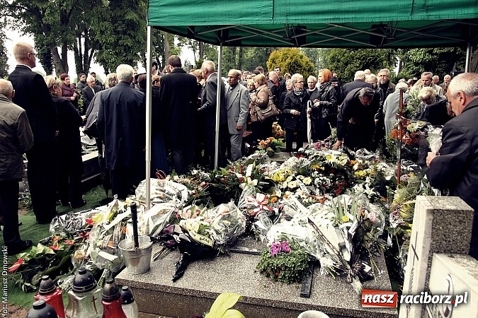 Zdjęcie w galerii na portalu naszraciborz.pl: Na cmentarzu Jeruzalem pożegnano Jana Osuchowskiego  wiadomości z regionu