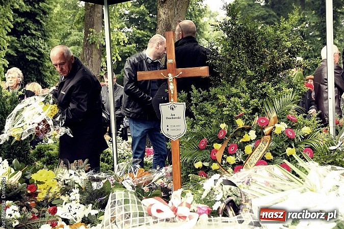 Zdjęcie w galerii na portalu naszraciborz.pl: Na cmentarzu Jeruzalem pożegnano Jana Osuchowskiego  wiadomości z regionu