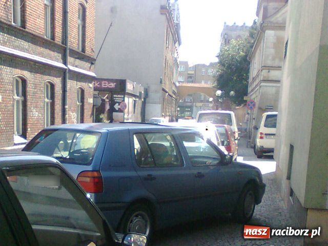 Zdjęcie w galerii na portalu naszraciborz.pl: Mistrz parkowania - trzy odsłony wiadomości z regionu