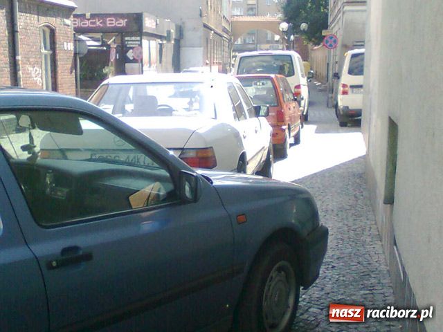 Zdjęcie w galerii na portalu naszraciborz.pl: Mistrz parkowania - trzy odsłony wiadomości z regionu