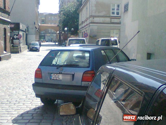 Zdjęcie w galerii na portalu naszraciborz.pl: Mistrz parkowania - trzy odsłony wiadomości z regionu