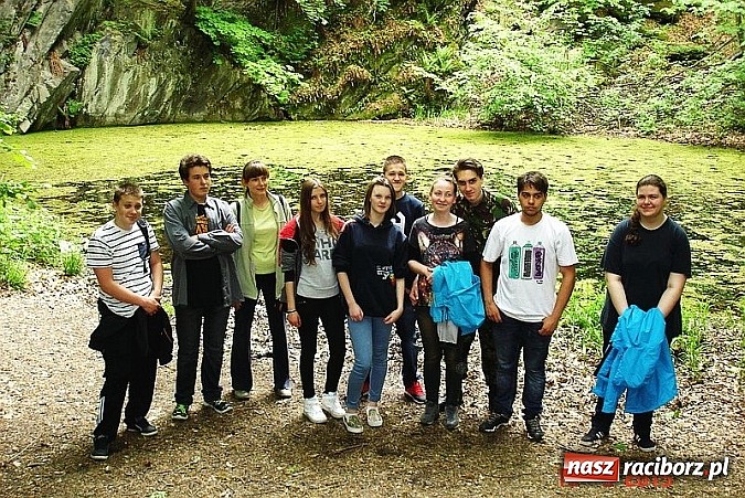 Zdjęcie w galerii na portalu naszraciborz.pl: Na Wieży Pogańskiej, nad Żabim Oczkiem, pod Biskupią Kopą, czyli III b na wycieczce  wiadomości z regionu