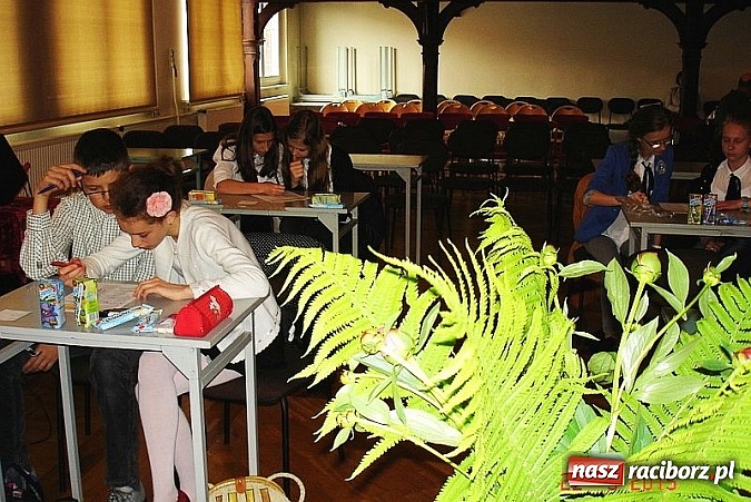 Zdjęcie w galerii na portalu naszraciborz.pl: Lolek, Karol, Jan Paweł II – papież po raz piąty w Gimnazjum nr 5  wiadomości z regionu