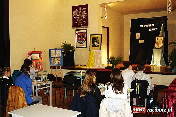 Zdjęcie w galerii na portalu naszraciborz.pl: Lolek, Karol, Jan Paweł II – papież po raz piąty w Gimnazjum nr 5  wiadomości z regionu