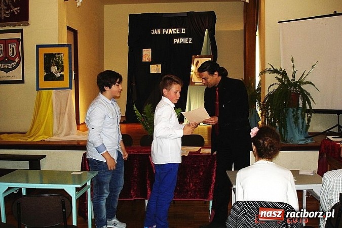Zdjęcie w galerii na portalu naszraciborz.pl: Lolek, Karol, Jan Paweł II – papież po raz piąty w Gimnazjum nr 5  wiadomości z regionu