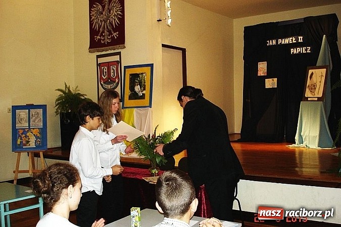 Zdjęcie w galerii na portalu naszraciborz.pl: Lolek, Karol, Jan Paweł II – papież po raz piąty w Gimnazjum nr 5  wiadomości z regionu