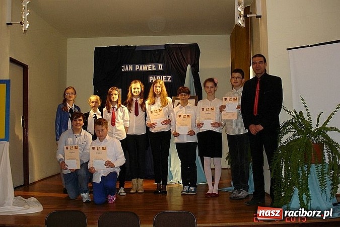 Zdjęcie w galerii na portalu naszraciborz.pl: Lolek, Karol, Jan Paweł II – papież po raz piąty w Gimnazjum nr 5  wiadomości z regionu