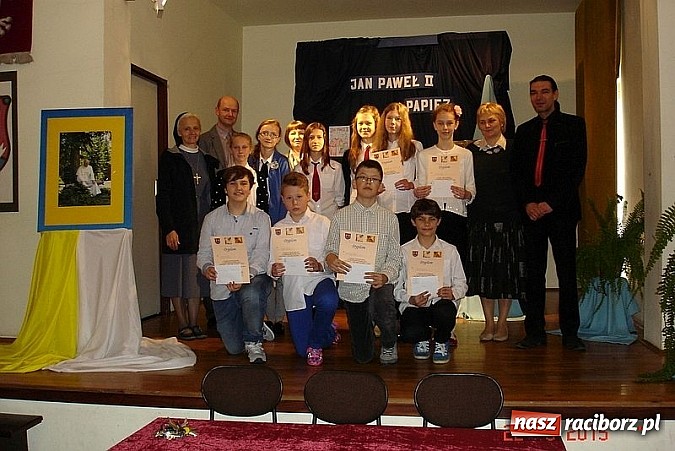 Zdjęcie w galerii na portalu naszraciborz.pl: Lolek, Karol, Jan Paweł II – papież po raz piąty w Gimnazjum nr 5  wiadomości z regionu