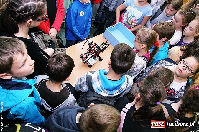 Zdjęcie w galerii na portalu naszraciborz.pl: Warsztaty, ćwiczenia chemiczne, pokazy fizyczne, gry... Czyli Festiwal Nauki i Techniki w Gimnazjum nr 5  wiadomości z regionu