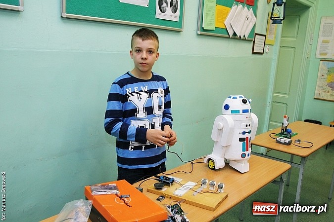 Zdjęcie w galerii na portalu naszraciborz.pl: Warsztaty, ćwiczenia chemiczne, pokazy fizyczne, gry... Czyli Festiwal Nauki i Techniki w Gimnazjum nr 5  wiadomości z regionu