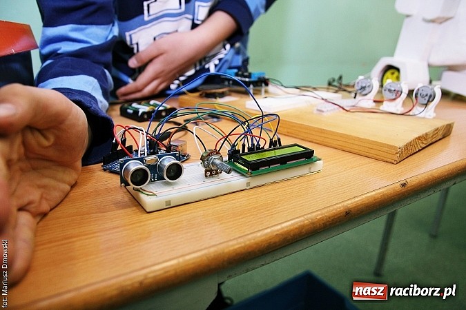 Zdjęcie w galerii na portalu naszraciborz.pl: Warsztaty, ćwiczenia chemiczne, pokazy fizyczne, gry... Czyli Festiwal Nauki i Techniki w Gimnazjum nr 5  wiadomości z regionu