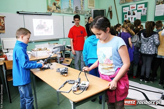 Zdjęcie w galerii na portalu naszraciborz.pl: Warsztaty, ćwiczenia chemiczne, pokazy fizyczne, gry... Czyli Festiwal Nauki i Techniki w Gimnazjum nr 5  wiadomości z regionu
