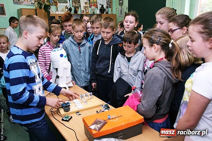 Zdjęcie w galerii na portalu naszraciborz.pl: Warsztaty, ćwiczenia chemiczne, pokazy fizyczne, gry... Czyli Festiwal Nauki i Techniki w Gimnazjum nr 5  wiadomości z regionu