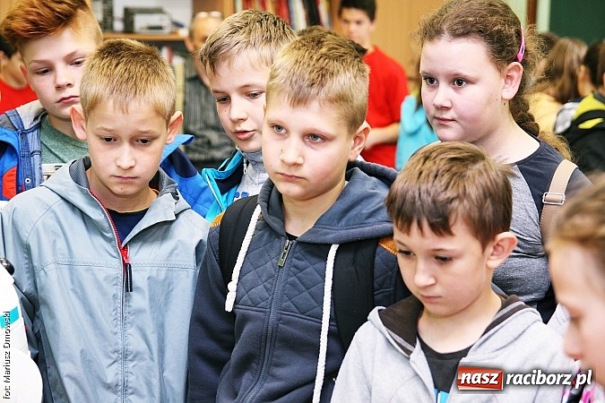 Zdjęcie w galerii na portalu naszraciborz.pl: Warsztaty, ćwiczenia chemiczne, pokazy fizyczne, gry... Czyli Festiwal Nauki i Techniki w Gimnazjum nr 5  wiadomości z regionu