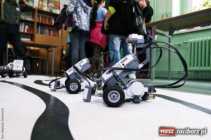 Zdjęcie w galerii na portalu naszraciborz.pl: Warsztaty, ćwiczenia chemiczne, pokazy fizyczne, gry... Czyli Festiwal Nauki i Techniki w Gimnazjum nr 5  wiadomości z regionu