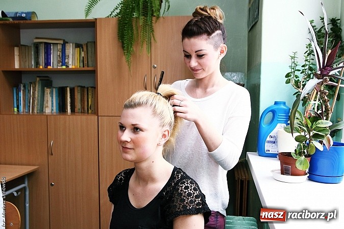 Zdjęcie w galerii na portalu naszraciborz.pl: Warsztaty, ćwiczenia chemiczne, pokazy fizyczne, gry... Czyli Festiwal Nauki i Techniki w Gimnazjum nr 5  wiadomości z regionu