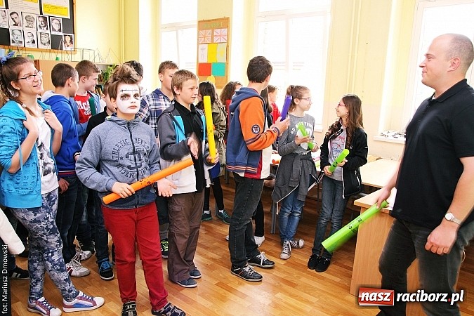 Zdjęcie w galerii na portalu naszraciborz.pl: Warsztaty, ćwiczenia chemiczne, pokazy fizyczne, gry... Czyli Festiwal Nauki i Techniki w Gimnazjum nr 5  wiadomości z regionu