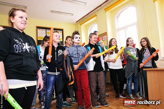 Zdjęcie w galerii na portalu naszraciborz.pl: Warsztaty, ćwiczenia chemiczne, pokazy fizyczne, gry... Czyli Festiwal Nauki i Techniki w Gimnazjum nr 5  wiadomości z regionu