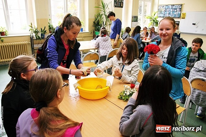 Zdjęcie w galerii na portalu naszraciborz.pl: Warsztaty, ćwiczenia chemiczne, pokazy fizyczne, gry... Czyli Festiwal Nauki i Techniki w Gimnazjum nr 5  wiadomości z regionu
