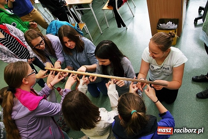 Zdjęcie w galerii na portalu naszraciborz.pl: Warsztaty, ćwiczenia chemiczne, pokazy fizyczne, gry... Czyli Festiwal Nauki i Techniki w Gimnazjum nr 5  wiadomości z regionu