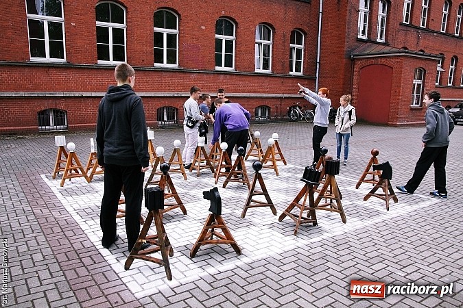Zdjęcie w galerii na portalu naszraciborz.pl: Warsztaty, ćwiczenia chemiczne, pokazy fizyczne, gry... Czyli Festiwal Nauki i Techniki w Gimnazjum nr 5  wiadomości z regionu