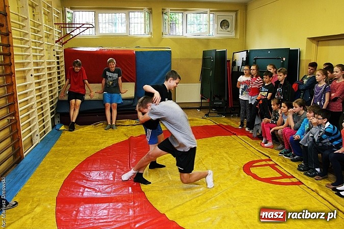 Zdjęcie w galerii na portalu naszraciborz.pl: Warsztaty, ćwiczenia chemiczne, pokazy fizyczne, gry... Czyli Festiwal Nauki i Techniki w Gimnazjum nr 5  wiadomości z regionu