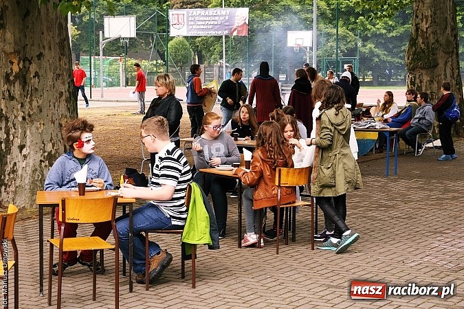Zdjęcie w galerii na portalu naszraciborz.pl: Warsztaty, ćwiczenia chemiczne, pokazy fizyczne, gry... Czyli Festiwal Nauki i Techniki w Gimnazjum nr 5  wiadomości z regionu
