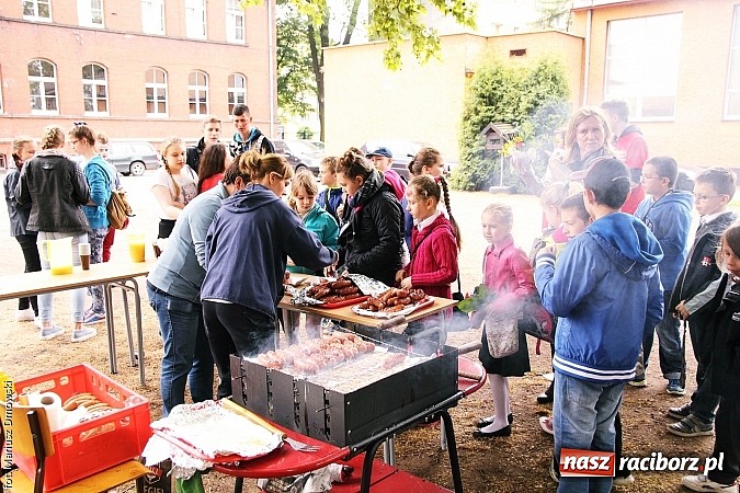 Zdjęcie w galerii na portalu naszraciborz.pl: Warsztaty, ćwiczenia chemiczne, pokazy fizyczne, gry... Czyli Festiwal Nauki i Techniki w Gimnazjum nr 5  wiadomości z regionu