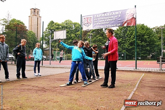 Zdjęcie w galerii na portalu naszraciborz.pl: Warsztaty, ćwiczenia chemiczne, pokazy fizyczne, gry... Czyli Festiwal Nauki i Techniki w Gimnazjum nr 5  wiadomości z regionu