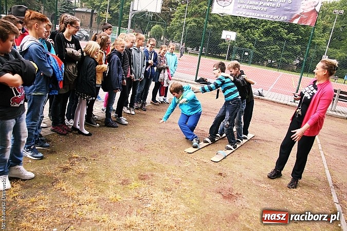 Zdjęcie w galerii na portalu naszraciborz.pl: Warsztaty, ćwiczenia chemiczne, pokazy fizyczne, gry... Czyli Festiwal Nauki i Techniki w Gimnazjum nr 5  wiadomości z regionu