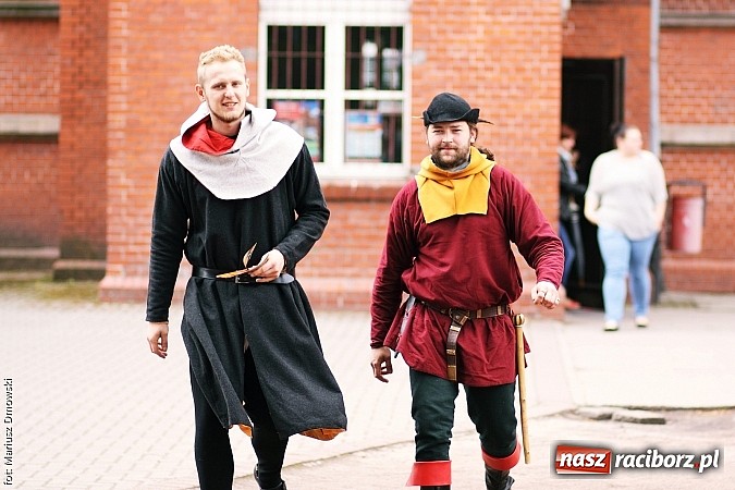 Zdjęcie w galerii na portalu naszraciborz.pl: Warsztaty, ćwiczenia chemiczne, pokazy fizyczne, gry... Czyli Festiwal Nauki i Techniki w Gimnazjum nr 5  wiadomości z regionu