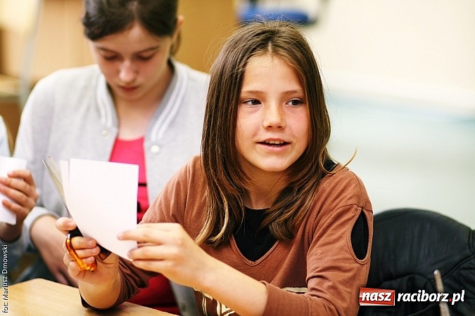 Zdjęcie w galerii na portalu naszraciborz.pl: Warsztaty, ćwiczenia chemiczne, pokazy fizyczne, gry... Czyli Festiwal Nauki i Techniki w Gimnazjum nr 5  wiadomości z regionu