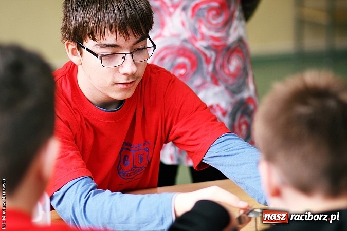 Zdjęcie w galerii na portalu naszraciborz.pl: Warsztaty, ćwiczenia chemiczne, pokazy fizyczne, gry... Czyli Festiwal Nauki i Techniki w Gimnazjum nr 5  wiadomości z regionu