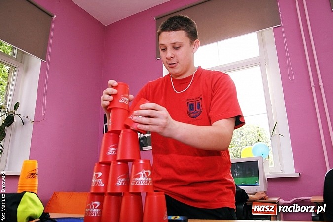 Zdjęcie w galerii na portalu naszraciborz.pl: Warsztaty, ćwiczenia chemiczne, pokazy fizyczne, gry... Czyli Festiwal Nauki i Techniki w Gimnazjum nr 5  wiadomości z regionu