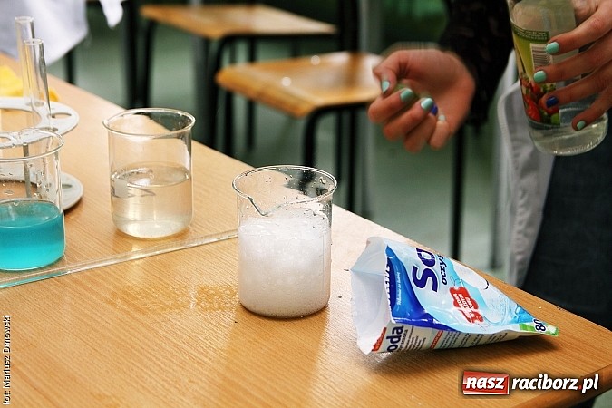 Zdjęcie w galerii na portalu naszraciborz.pl: Warsztaty, ćwiczenia chemiczne, pokazy fizyczne, gry... Czyli Festiwal Nauki i Techniki w Gimnazjum nr 5  wiadomości z regionu