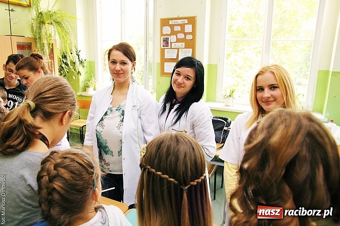 Zdjęcie w galerii na portalu naszraciborz.pl: Warsztaty, ćwiczenia chemiczne, pokazy fizyczne, gry... Czyli Festiwal Nauki i Techniki w Gimnazjum nr 5  wiadomości z regionu