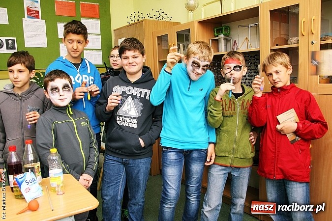Zdjęcie w galerii na portalu naszraciborz.pl: Warsztaty, ćwiczenia chemiczne, pokazy fizyczne, gry... Czyli Festiwal Nauki i Techniki w Gimnazjum nr 5  wiadomości z regionu