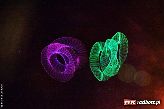 Zdjęcie w galerii na portalu naszraciborz.pl: Warsztaty, ćwiczenia chemiczne, pokazy fizyczne, gry... Czyli Festiwal Nauki i Techniki w Gimnazjum nr 5  wiadomości z regionu