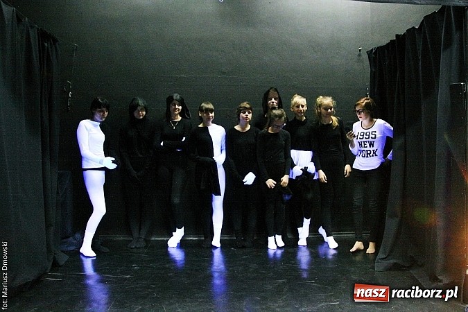 Zdjęcie w galerii na portalu naszraciborz.pl: Warsztaty, ćwiczenia chemiczne, pokazy fizyczne, gry... Czyli Festiwal Nauki i Techniki w Gimnazjum nr 5  wiadomości z regionu