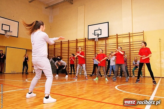 Zdjęcie w galerii na portalu naszraciborz.pl: Warsztaty, ćwiczenia chemiczne, pokazy fizyczne, gry... Czyli Festiwal Nauki i Techniki w Gimnazjum nr 5  wiadomości z regionu